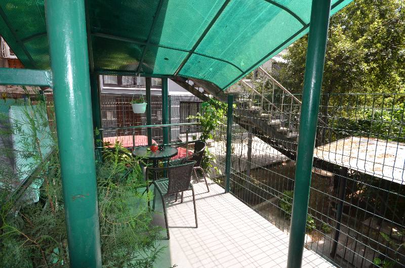 Фото: Ялта. Двухкомнатная квартира в Ялте на набережной, с террасой-двориком