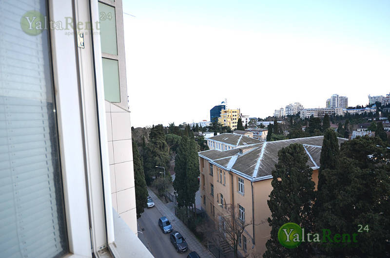 Фото: Трехкомнатная квартира с видом на море и горы в районе гостиницы "Ореанда" и Приморского парка