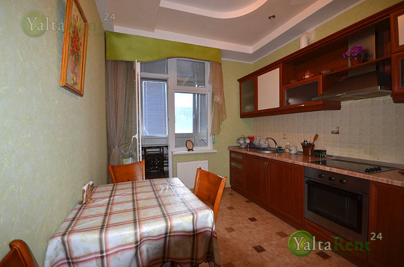 Фото: Трехкомнатная квартира с видом на море и горы в районе гостиницы "Ореанда" и Приморского парка