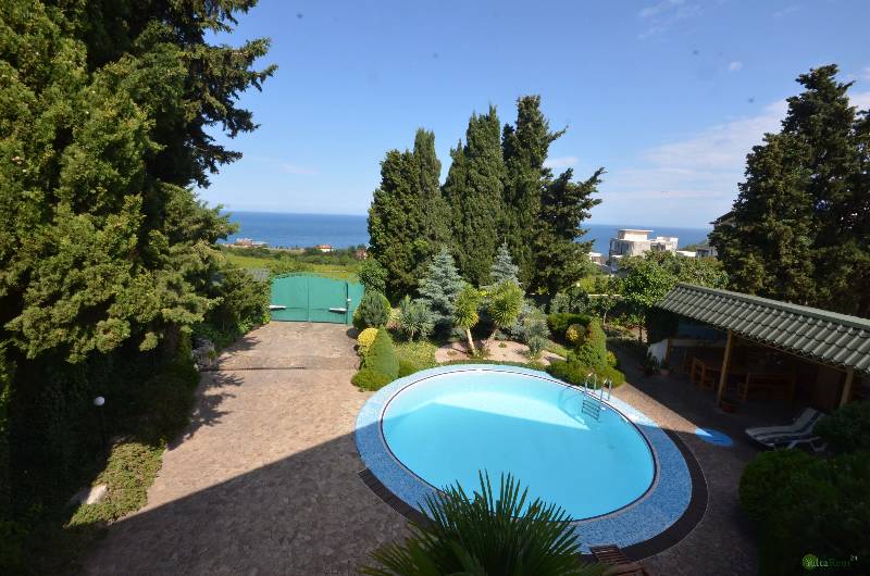 Фото: Дом с бассейном и с видом на море в пригороде Ялты