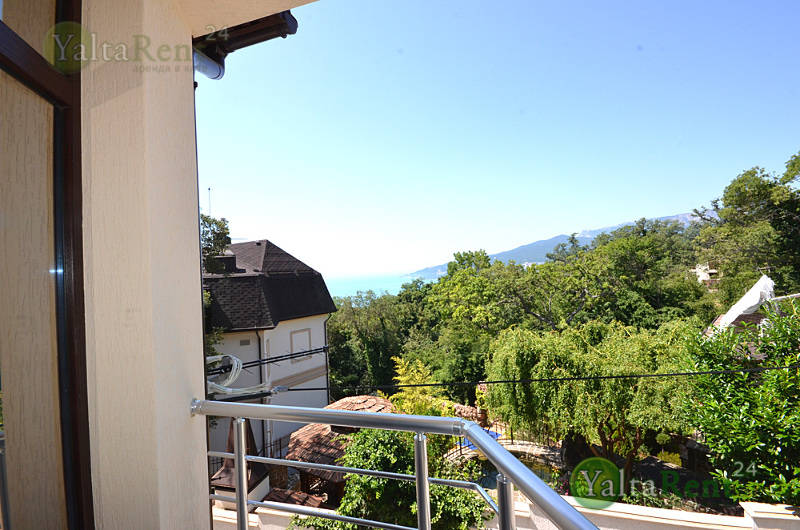 Фото: Двухкомнатный номер с видом на море в Массандровском парке, в гостевом доме (с балконом)