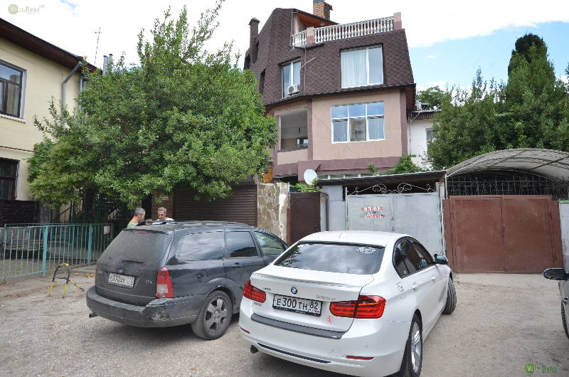 Фото: Трехкомнатные апартаменты в гостевом доме в Ялте на улице Боткинской