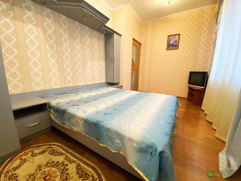 Фото: Ялта. Трехкомнатная квартира в гостевом доме возле набережной. Район Приморского парка и гостиницы "Ореанда"
