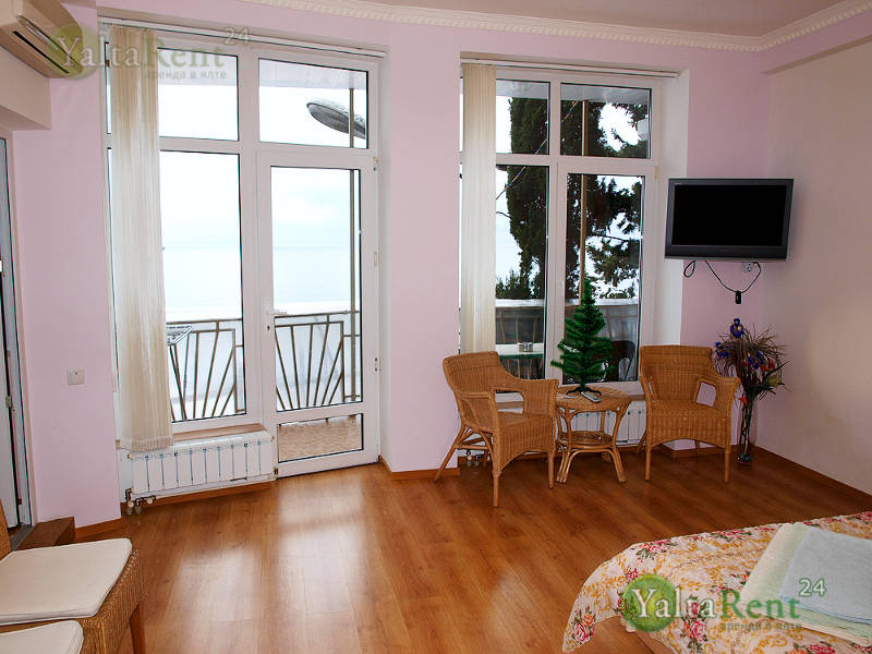 Фото: Двухкомнатная квартира в Ялте с видом на море на Массандровском пляже