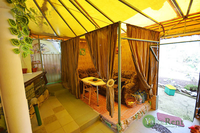 Фото: Двухкомнатная квартира с двориком и мангалом в Ялте