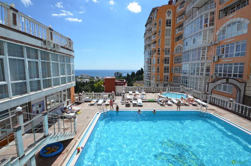Фото: Ялта. Апартаменты с видом на море в ЖК "Дарсан палас", с бассейном и парковкой, над набережной