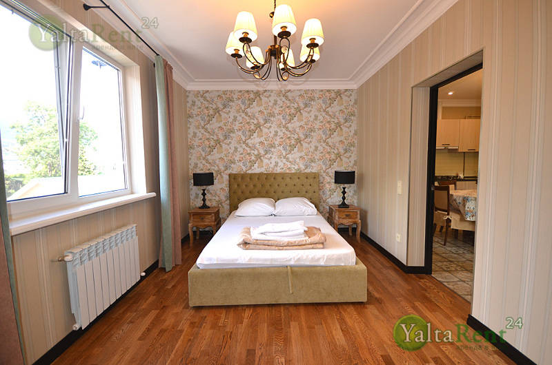 Фото: Двухкомнатная квартира-этаж дома в Ялте с двором и мангалом (без парковки) в районе Приморского парка