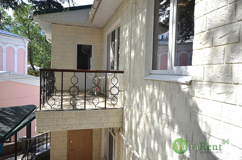 Фото: Двухкомнатная квартира-этаж дома в Ялте с двором и мангалом (без парковки) в районе Приморского парка